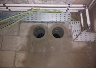 2 gaten in betonblokken