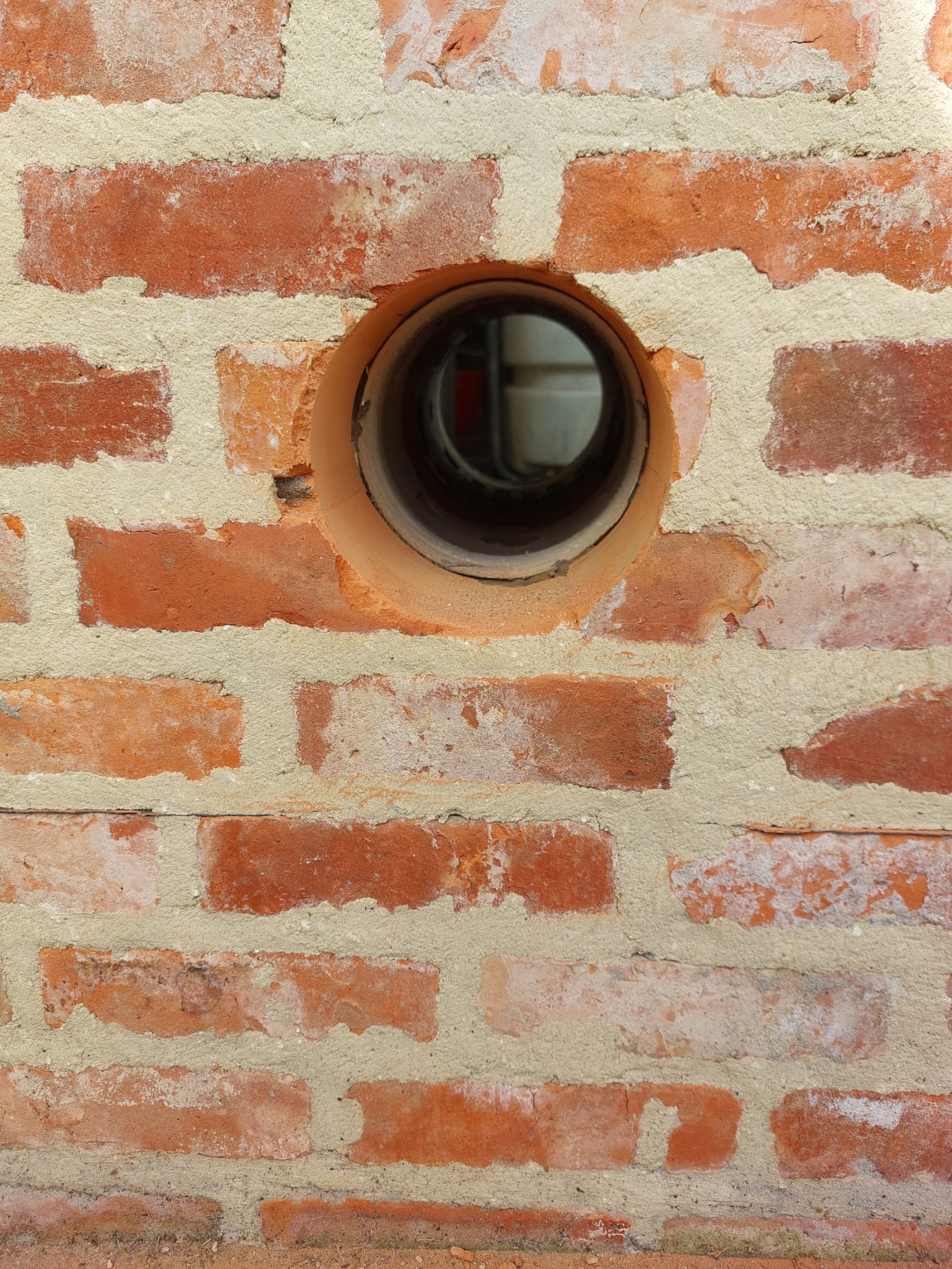 Geboord gat in muur Geboord gat in muur